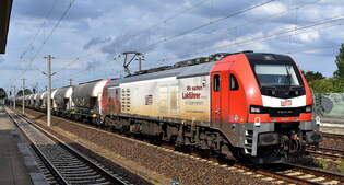 Mitteldeutsche Eisenbahn GmbH, Schkopau [D] mit der geleasten ELP Eurodual Lok  159 226-0  [NVR-Nummer: 90 80 2159 226-0 D-ELP] und einem Zementstaubzug am 16.07.25 Hhe Bahnhof Luckenwalde.