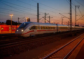Abendliche Stimmung im Bahnhof Troisdorf am 01 Juli 2025, der dreizehnteilige ICE 4 der BR 412.4 – Tz 9488 der DB Fernverkehr AG rauscht durch den Bahnhof in Richtung Süden.