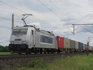 BR 386 033-5 mit Containern durch Dedensen-Gmmer Richtung Wunstorf.