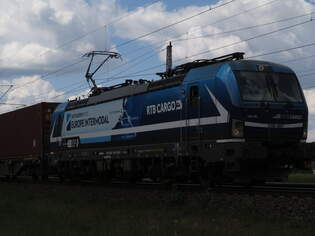 BR 193 726 mit Containern durch Dedesen-Gmmer Richtung Seelze.