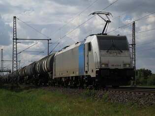 BR 186 438-8 von Railpool mit Kesseln durch Dedesen-Gmmer Richtung Seelze.