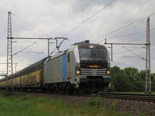 BR 6193 806-7 mit Autozug durch Dedesen-Gmmer Richtung Seelze.
