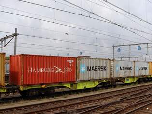 Sggrs GATX Gelenk-Containertragwagen mit Nummer 37 TEN 80 D-GATXD 4850 586-1 Gleis 7 Bahnhof Venlo, Niederlande 24-07-2025.