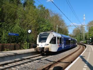   Arriva Stadler Triebzug E-GTW 2/6  426 mit dem Name  Pieke Dassen  und 430 mit dem Name  Sjeng Kremers  G2 Bahnhof Schin op Geul 26-04-2025.