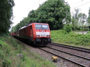 DB Cargo Lokomotive 189 079-7 mit Gterzug richtung Kaldenkirchen (D) bei Bahnbergang Auxiliatrixweg,Venlo, Niederlande 24-07-2025.