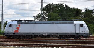 AKIEM SAS, Saint-Ouen [F] Lok  185 579-0  [NVR-Nummer: 91 80 6185 579-0 D-AKIEM], aktueller Leasingnehmer? abgestellt neben einer Abstellgruppe Containertragwagen 30.07.25 Hhe Bahnhof Ruhland.