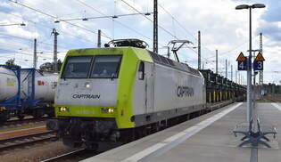 ITL - Eisenbahngesellschaft mbH, Dresden [D] mit ihrer  145 095-6  [NVR-Nummer: 91 80 6145 095-6 D-ITL] und einem halbierten Gterzug, vorne mit Transportwagen mit fabrikneuen JOHN DEEERE