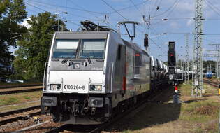 CTL Logistics GmbH, Berlin [D] mit der geleasten Akiem Lok   6186 264-8  [NVR-Nummr: 91 80 6186 264-8 D-AKIEM] und einem Nutzfahteug-transportzug (fabrikneue Citroen- u FIAT Transporter) am 30.07.25