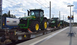 Flachwagen zum Transport von Nutzfahrzeugen (beladen mit fabrikneuen JOHN DEEERE Typ 8R / 340) vom italienischen Einsteller Gaal S.p.A mit der Nr.