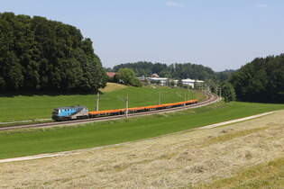 218 308 mit Flachwagen aus Freilassing kommend am 13.