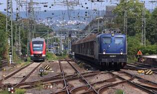 Mit lautem Trt rumpelte der Henkelzug mit Zuglok 139 287-7 durch den Koblenzer Hbf.