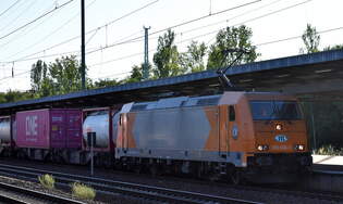 ITL Eisenbahngesellschaft mbH, Dresden [D] mit der geleasten ATLU Lok  185 606-1  [NVR-Nummer: 91 80 6185 606-1 D-ATLU] und einem Containerzug Richtung Frankfurt/Oder am 19.08.25 Durchfahrt Bahnhof