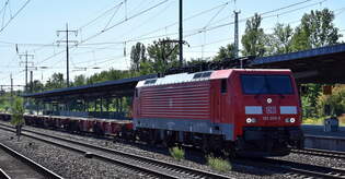 DB Cargo AG, Mainz [D] mit ihrer  189 059-9  [NVR-Nummer: 91 80 6189 059-9 D-DB] und einem fast leeren Containerzug Richtung Frankfurt/Oder am 19.08.25 Hhe Bahnhof Schnefeld.