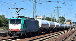 Crossrail Benelux N.V., Antwerpen-Borgerhout [B]  mit der geleasten belgischen ATLU Lok  E 186 211  [NVR-Nummer: 91 88 7186 211-9 B-ATLU] und einem Ganzzug Druckgaskesselwagen (fr Propangas) am