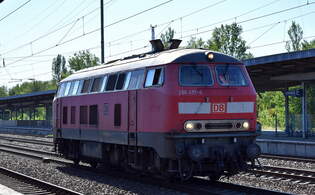berraschung, DB Regio AG, Fahrzeugnutzer: DB RegioNetz Verkehrs GmbH, SdOstBayernBahn mit ihrer  218 417-4  (NVR:  92 80 1218 417-4 D-DB )  am 19.08.25 Hhe Bahnhof Schnefeld.