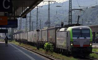 bls Cargo 4475 417-2 REV/MMAL/28.04.20 mit  Ambrogio  KLV in Warteposition im Hbf Koblenz.