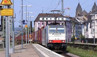 RP 186 258-0 REV/KS/15.12.17, Verl/TWA/04.01.25, Verl/TWA/15.12.25 mit ECS Containerzug, Koblenz Hbf 12.08.2025