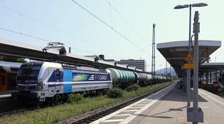 RP/RTB Cargo 193 999-0 mit Kesselzug rollt hier langsam durch den Koblenzer Hbf.