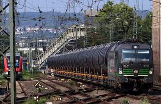 ELOC/RailForceOne 193 734-1 REV/MMAL/20.09.18 mit nagelneuen WASCOA Rail 4 Ward Biodiesel Kesselwagen.
