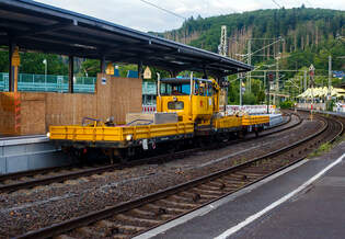 Ein Skl 53 / Klv 53 (Rottenkraftwagen/Gleiskraftwagen) der SRR-Stricker Rose Rail GmbH (Bnen) mit je einem vorangestellten und angehangenen Kla 03 (Anhnger fr schweren