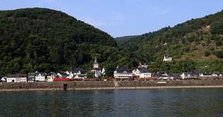 DB 187 157-3 mit Mischer vor der Kulisse von Hirzenach am Rhein.
