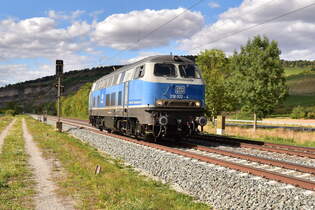 218 002 von SEL ist am Sonntag den 24.8.2025 LZ bei Thngersheim gen Wrzburg Hbf unterwegs.