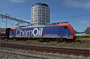 Re 484 014 mit ChemOil-Werbung in Pratteln.