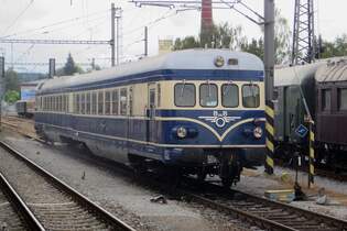 GEG 6645.02 -hinterer Teil des 5145.11- steht am 11 September 2022 in Benesov u Prahy und wird -zwischen das Museumsbetrieb von 17 Museumsfahrzeuge durch- ein S-Bahndienst nach Vlasim