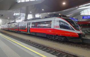 Am 26 Augustus 2021 steht 4124 032 in Wien Hbf.