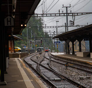Der dreiteilige SBB NPZ Domino-Zug, bestehend aus dem Triebwagen RBDe 560 DO 94 85 7 560 212-3 CH-SBB, einem INOVA Zwischenwagen B NPZ DO 50 85 29-43 xxx-x CH-SBB und einem ABt NPZ Domino-Steuerwagen