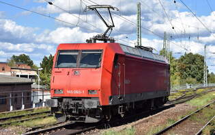 HSL Logistik GmbH, Hamburg [D] mit der geleasten BRLL Lok  145 093-1  [NVR-Nummer: 91 80 6145 093-1 D-BRLL] am 15.09.25 Hhe Bahnhof Magdeburg-Neustadt.