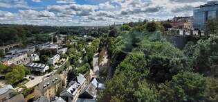 Blick von der oberen Plattform beim Panorama-Lift aus dem Pfaffenthal in Sdlicher Richtung auf das Pfaffental und einen Teil der Oberstadt von Luxemburg.