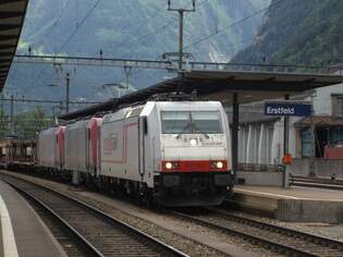 XR 185 578 verlsst am 6 Juni 2009 mit ein LGAG und zwei TRAXXen Erstfeld.