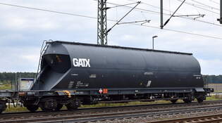 Drehgestell-Staubgutwagen vom Einsteller GATX Rail Germany GmbH mit der Nr.