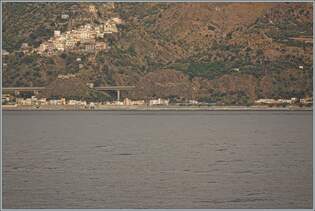 Zwischen Messina und Taormina-Giardini ist ein HTR 412  Blues  als R 12961 bei S.Alessio Siculo-Forza d'Agr auf der Fahrt nach Catania.