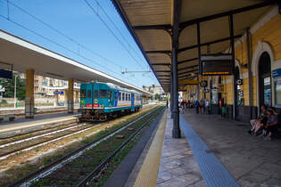 Der Dieseltriebwagen ALn 668 3032 (95 83 4668 332-8 I-Ti) der Trenitalia (100-prozentige Tochtergesellschaft der FS) steht am 19 Juli 2022, als Regionalzug als R 12946 nach Augusta, im Bahnhof Syrakus