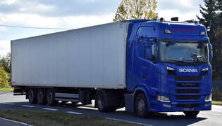 Assmann (Transport) Logistik GmbH mit einem Sattelzug mit neuerer SCANIA SUPER 560 S Zugmaschine am 13.10.25 Hhe Bahnbergang Rodleben.