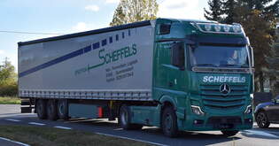 Spedition Scheffels KG mit einem Sattelzug mit MB ACTROS 1845 Zugmaschine am 13.10.25 Hhe Bahnbergang Rodleben.