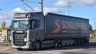 Schallenberg Transport GmbH mit einem optisch tollen Sattelzug mit neuerer SCANIA SUPER 500 S Zugmaschine am 13.10.25 Hhe Bahnbergang Rodleben.