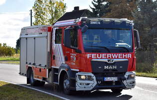Die FF Zerbst/Anhalt OF Zernitz/Strinum (ZERNITZ 40) mit einem LHF auf Basis eines MAN TGL 12.250 am 13.10.25 Hhe Bahnbergang Rodleben.