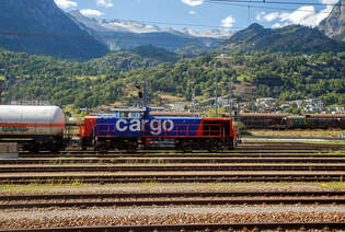 Die SBB Cargo Am 843 076-1 (Am 98 85 5 843 076-1 CH-SBB C, eine fr die Schweizerischen Bundesbahnen (SBB) modifizierte Vossloh MaK G 1700 BB, am 11 Juli 2022 mit einem Kesserlwagenzug in Brig,