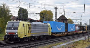 Rail Force One B.V., Rotterdam [NL] mit der geleasten BRCE Dispolok  ES 64 F4-205  [NVR-Nummer: 91 80 6189 205-8 D-DISPO] und KLV-Zug Richtung Polen am 15.10.25 Hhe Bahnhof Frankfurt/Oder.