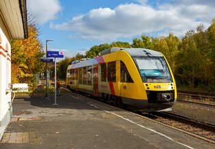 Herbst im Hellertal, der VT 205 ABp (95 80 0640 105-2 D-HEB), in Alstom Coradia LINT 27 der HLB (Hessische Landesbahn) / 3LnderBahn, hat am 14 Oktober 2025, als RB 96  Hellertalbahn“