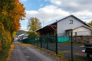 Der ehemalige Gterschuppen vom Bahnhof Herdorf, von der Straenseite in stlicher Blickrichtung am 14 Oktober 2025.