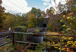 Blick auf den 32 m lange Mhlburg-Tunnel bei km 74,4 der Siegstrecke (KBS 460) in Scheuerfeld/Sieg am 18 Oktober 2025.