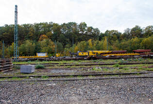Der 150 t Gleis- und Eisenbahndrehkran (EDK) KIROW Multi Tasker KRC 1200, D-HGUI 99 80 9419 041-5 „IDEFIX“ der HERING Bahnbau GmbH in Burbach-Holzhausen, ist am 19 Oktober 2025 im Rbf