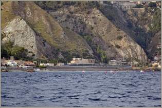 Ein Blick auf den Bahnhof Taormina Gardini vom Meer her: Dort steht whrend lngerer Zeit ein recht lange Zug (ich hbe 10 Wagen gezhlt) und zwei Lok, die ich nach Betrachten als E 464