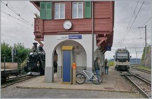 Whrend in Chamby der CEV MVR ABeh 2/6 7504  Vevey  als R34 nach Montreux einfhrt, versteckt sich hinter dem schn hergerichteten Empfangsgebude auf Gleis 3 die HG 2/4 N 3