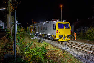 Die Baustelle Bahnhof Herdorf am Abend des 26 Oktober 2025, gegen 21:10 Uhr ist der erste Stopfdurchgang, an der neuen Weiche 3, beim Bahnhof/Stellwerk Herdorf Fahrdienstleiter (Hf), gemacht.