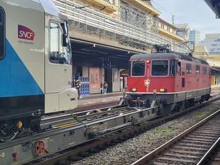 Eine  Personenverkehrs  SBB Re 4/4 II in Lausanne ist schon bald nicht alltgliches, so dass ich die SBB Re 4/4 II 11193 (UIC  91 85 4420 193-5 CH-SBB) hier genre fotografiere, doch das